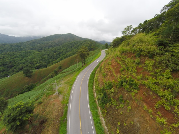 Vista aérea del camino torcido del camino en la montaña, tiro del abejón.