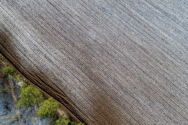 Vista aérea de un campo agrícola en el campo