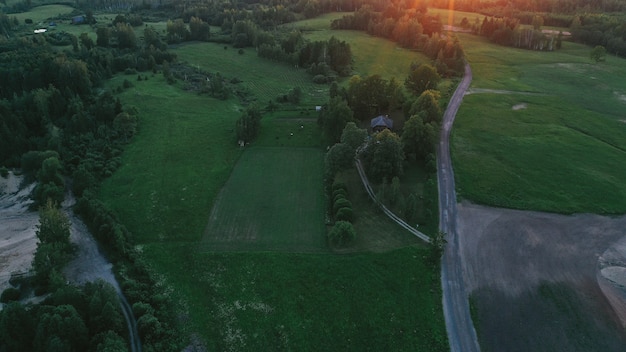 Vista aérea del campo y la carretera.