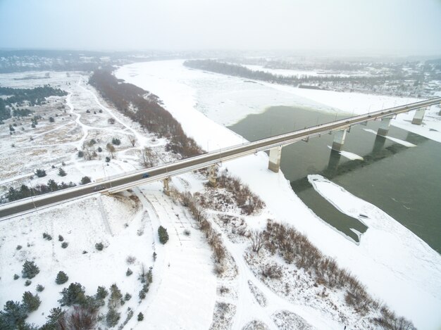 Vista aérea del campo cubierto de nieve