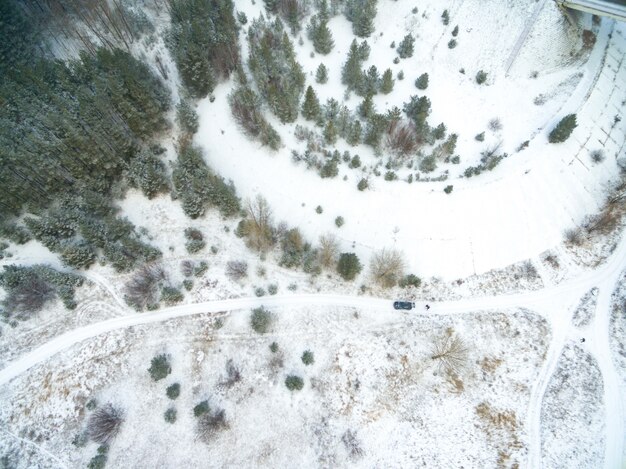 Vista aérea del campo cubierto de nieve