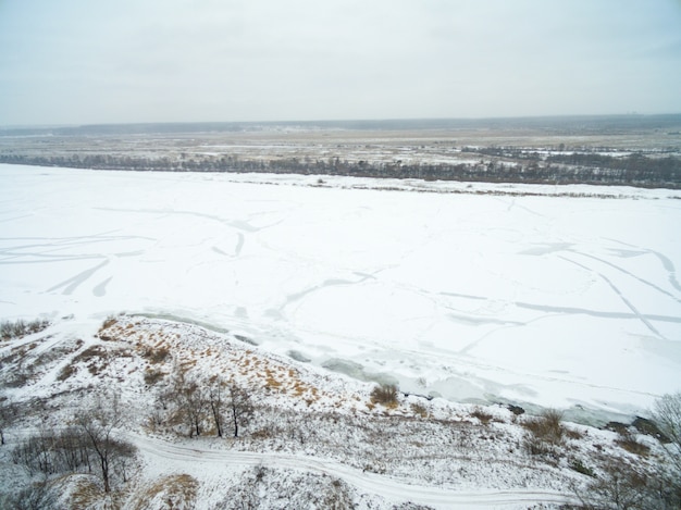 Vista aérea del campo cubierto de nieve