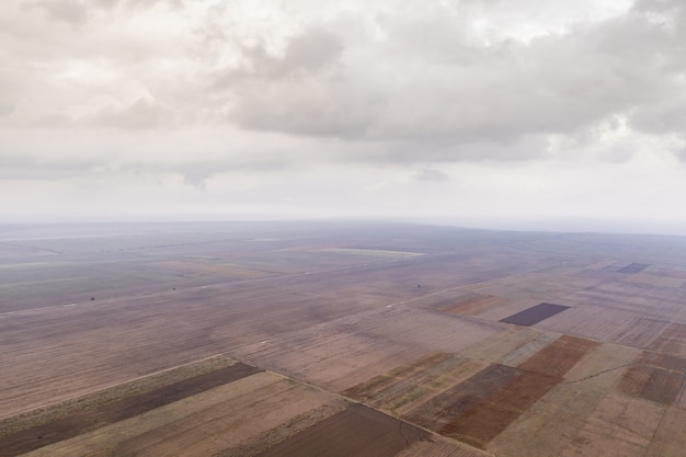 Vista aérea de campos agrícolas.