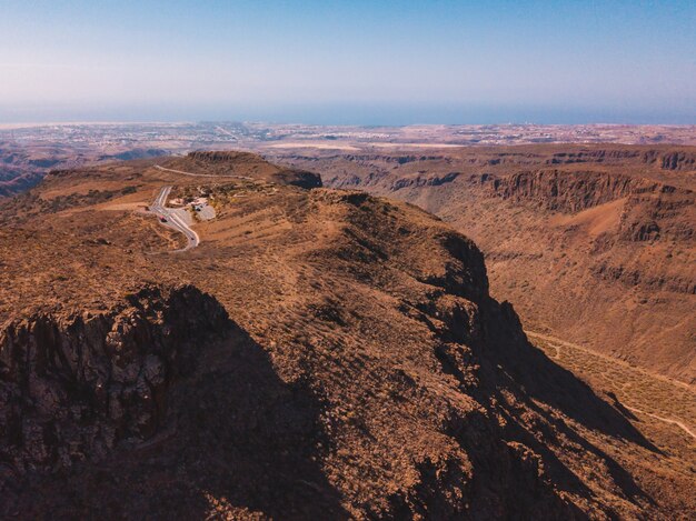 Vista aérea de la carretera del desierto de Gran Canaria a través de las montañas