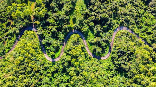 Foto gratuita vista aérea de la carretera en las montañas.
