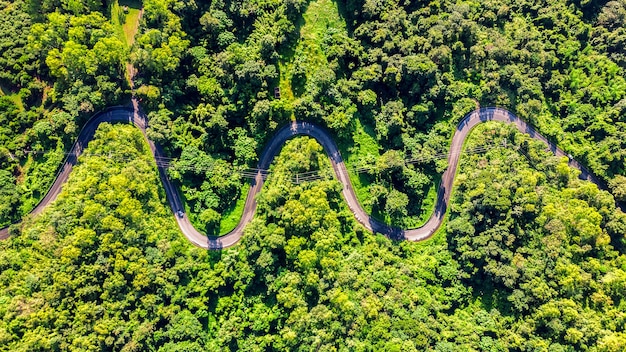 Vista aérea de la carretera en las montañas.