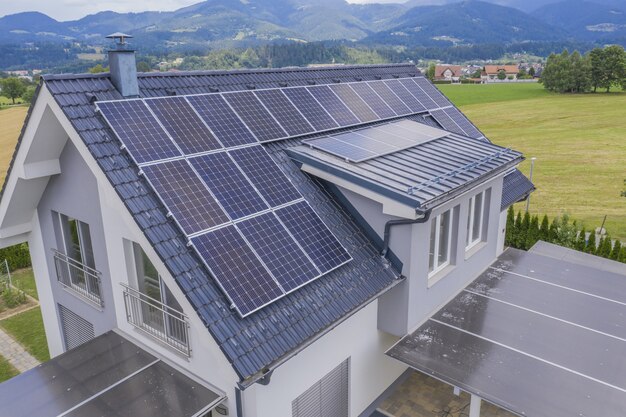 Vista aérea de una casa privada con paneles solares en el techo.