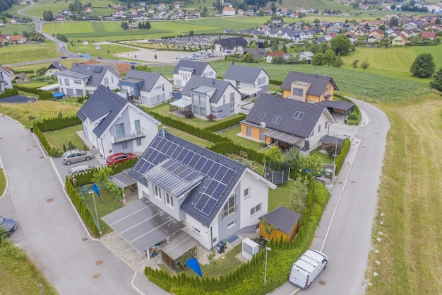 Vista aérea de casas particulares con paneles solares en los techos.