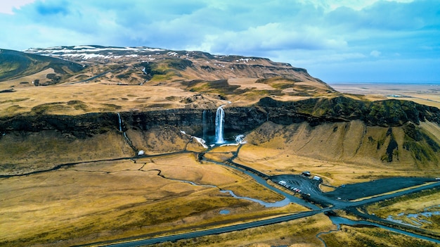 Vista aérea de la cascada de Seljalandsfoss, hermosa cascada en Islandia.