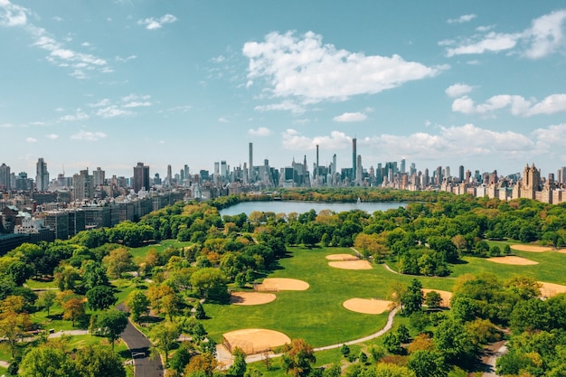 Vista aérea del Central Park de Manhattan, Ciudad de Nueva York rodeada de rascacielos