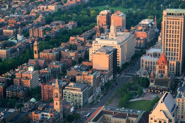 Vista aérea del centro de la ciudad de Boston con edificios históricos urbanos al atardecer.