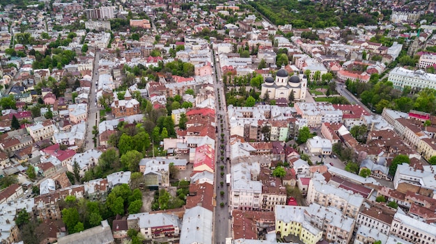 Vista aérea del centro histórico de la ciudad de Chernivtsi desde arriba de Ucrania occidental.