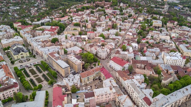 Vista aérea del centro histórico de la ciudad de Chernivtsi desde arriba de Ucrania occidental.