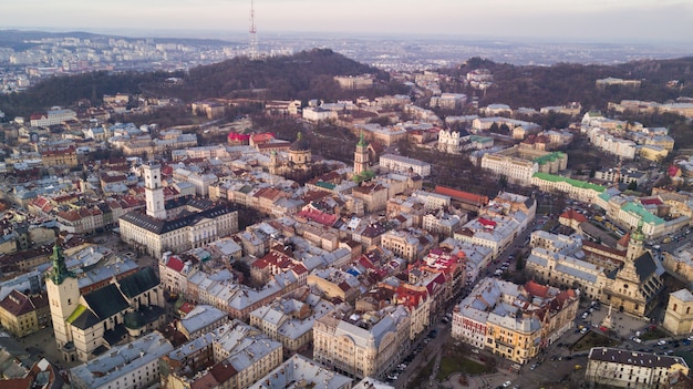Vista aérea del centro histórico de la ciudad de Lviv. Centro de la ciudad de Lviv en Ucrania occidental desde arriba