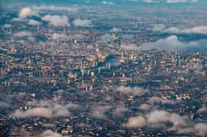 Foto gratuita vista aérea del centro de londres a través de las nubes