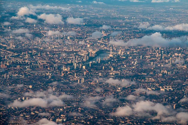 Vista aérea del centro de Londres a través de las nubes