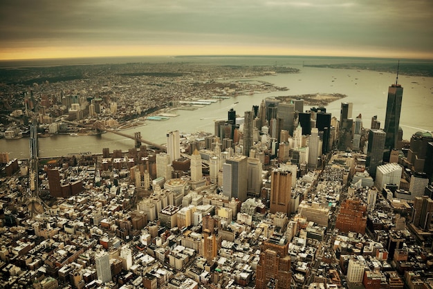 Foto gratuita vista aérea del centro de manhattan de nueva york con puentes