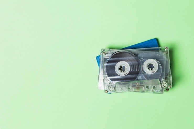 Foto gratuito vista aérea de cinta de cassette transparente sobre fondo verde