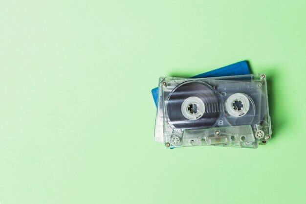 Vista aérea de cinta de cassette transparente sobre fondo verde