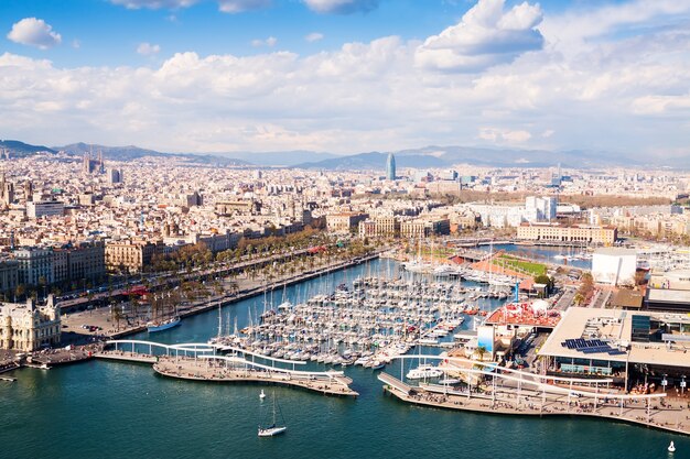 Vista aérea de la ciudad de Barcelona con Port Vell