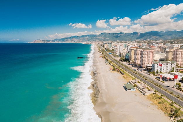 Vista aérea de la ciudad en la costa en Turquía