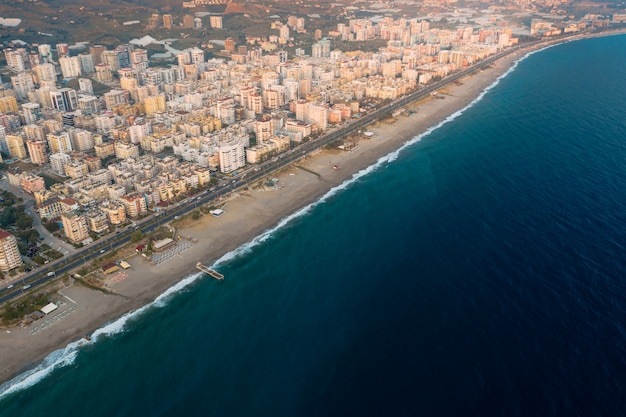 Vista aérea de la ciudad en la costa en Turquía