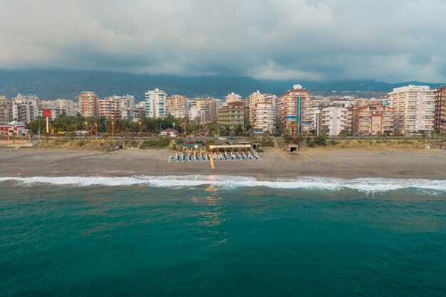 Vista aérea de la ciudad en la costa en Turquía