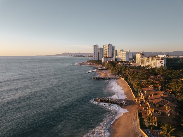 Vista aérea de una ciudad costera.