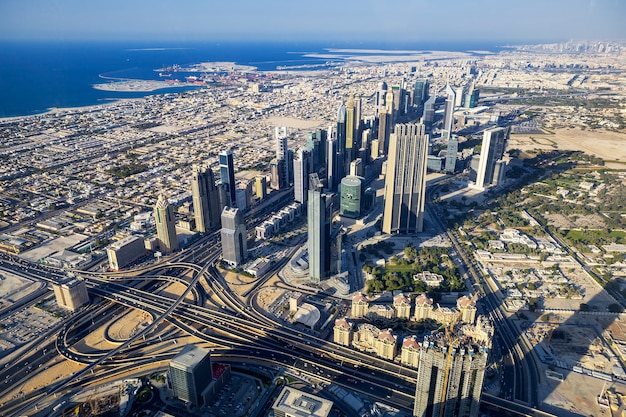 Vista aérea de la ciudad de Dubai desde lo alto de una torre.
