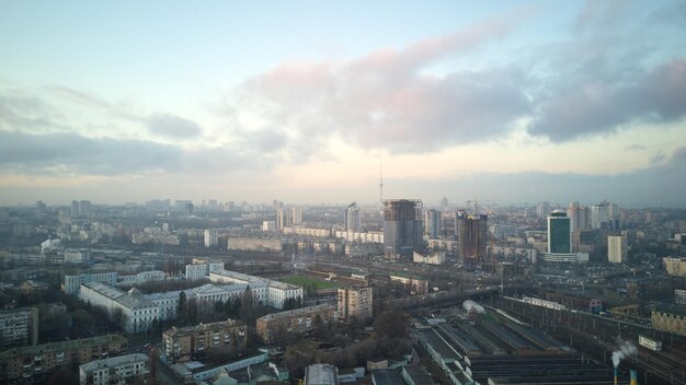 Vista aérea de la ciudad de Kiev hermosa vista de la ciudad y el cielo con nubes en la mañana