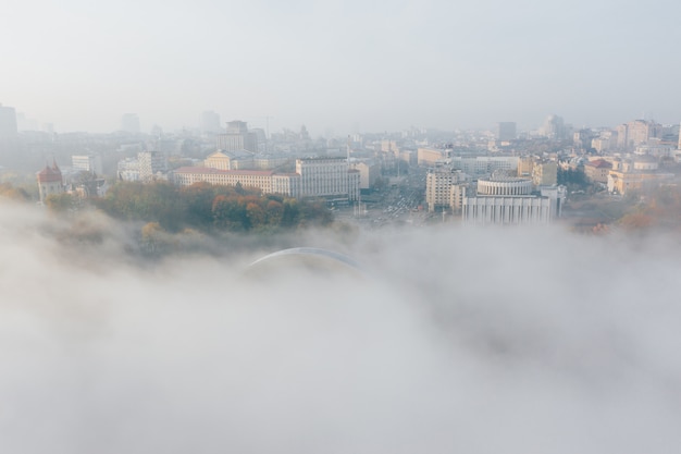 Vista aérea de la ciudad en la niebla