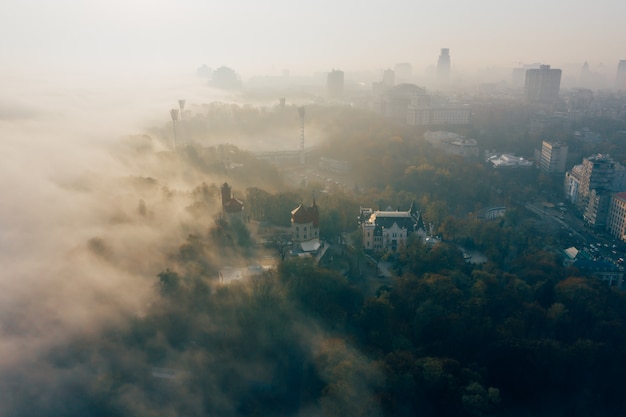 Vista aérea de la ciudad en la niebla
