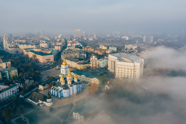 Vista aérea de la ciudad en la niebla