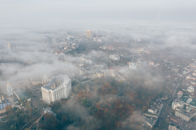 Vista aérea de la ciudad en la niebla