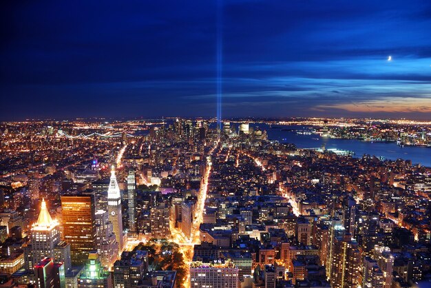 Vista aérea de la ciudad de Nueva York por la noche