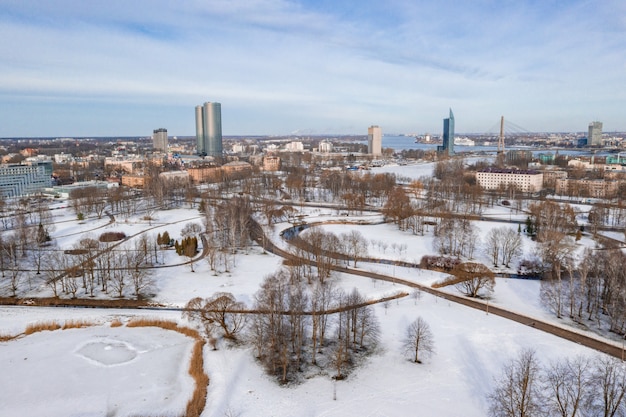 Vista aérea de la ciudad de Riga en Letonia en invierno