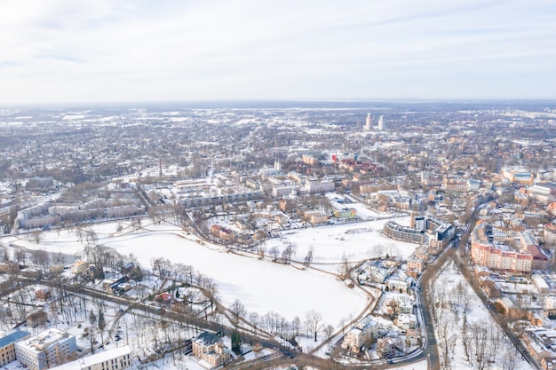 Vista aérea de la ciudad de Riga en Letonia en invierno