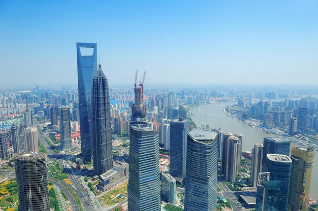 Vista aérea de la ciudad de Shanghai con arquitectura urbana y cielo azul en el día.