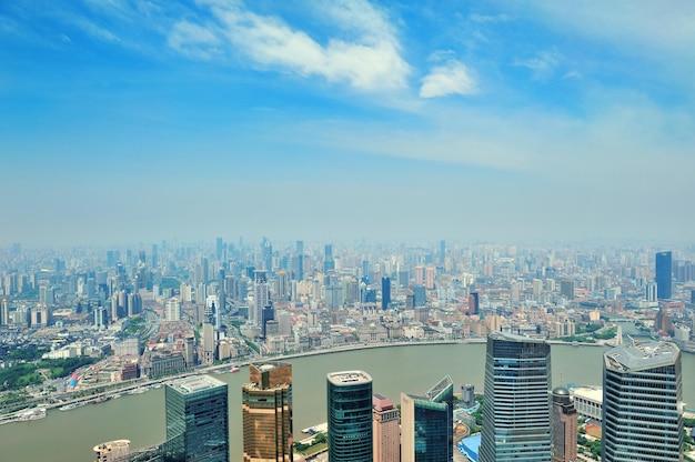 Foto gratuita vista aérea de la ciudad de shanghai en el día con cielo azul y nubes