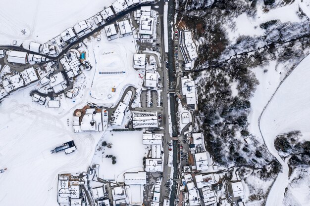 Vista aérea de una ciudad turística en Austria rodeada de montañas nevadas