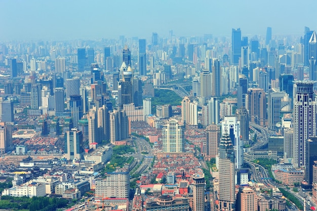 Vista aérea de la ciudad urbana de Shanghai con rascacielos.