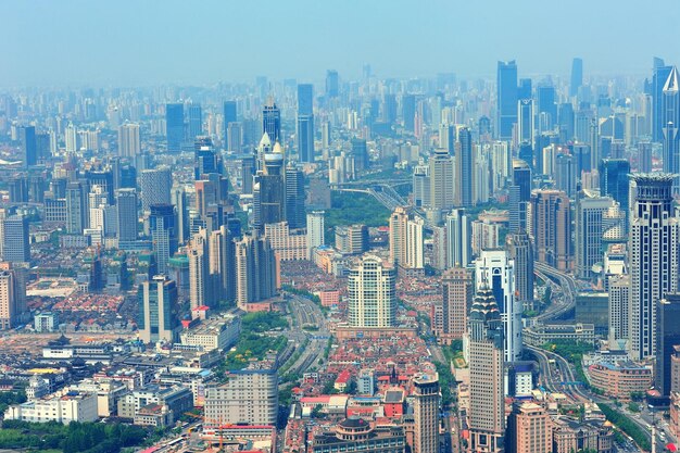 Vista aérea de la ciudad urbana de Shanghai con rascacielos.