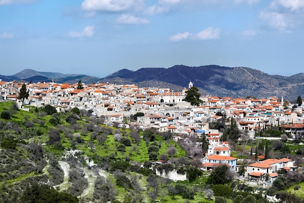 Vista aérea de una ciudad vieja en una colina