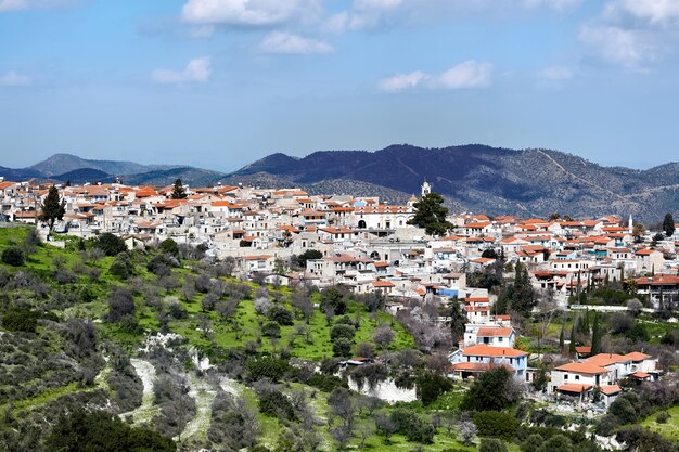 Vista aérea de una ciudad vieja en una colina