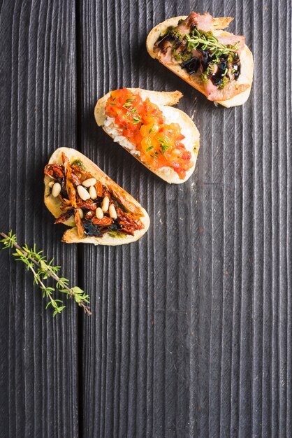 Una vista aérea del clásico aperitivo tostado sobre fondo de madera