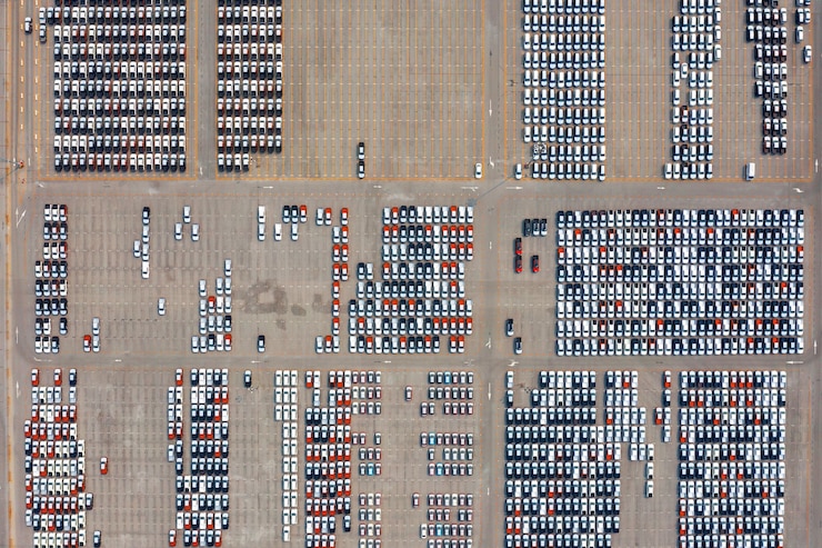 Foto gratuito vista aérea de coches nuevos en el puerto de estacionamiento en la fábrica de automóviles.