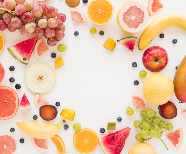 Una vista aérea de coloridas frutas aisladas sobre fondo blanco