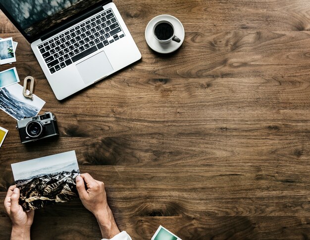 Vista aérea de la computadora portátil en el concepto de hobby de fotografía de mesa de madera