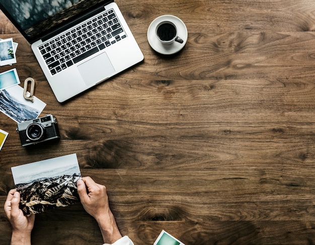 Vista aérea de la computadora portátil en el concepto de hobby de fotografía de mesa de madera