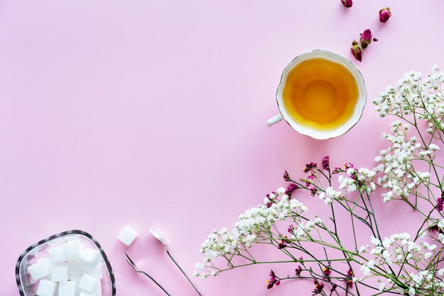 Vista aérea del concepto de decoración femenina bebida de té caliente